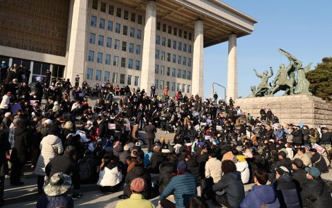 La gente se reúne frente a la Asamblea Nacional en Seúl, Corea del Sur, el 4 de diciembre de 2024.