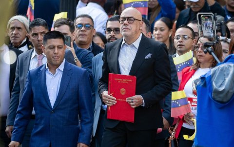 El 28 de noviembre de 2024 del presidente de la Asamblea Nacional (AN, Parlamento) de Venezuela, Jorge Rodríguez (i) sosteniendo un documento de la Asamblea Nacional en Caracas.
