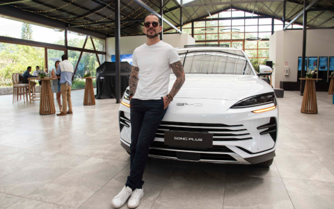 José Araujo posa junto al Song Plus.