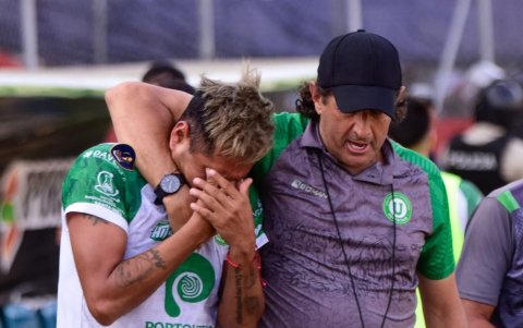 El técnico paraguayo Raúl Duarte (d)  es responsable de que este año Cocacho haya vuelto al fútbol tras siete años de haberse retirado.