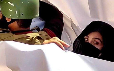 Bushra Bibi aparece junto a su esposo en una foto tomado de su cuenta de X.