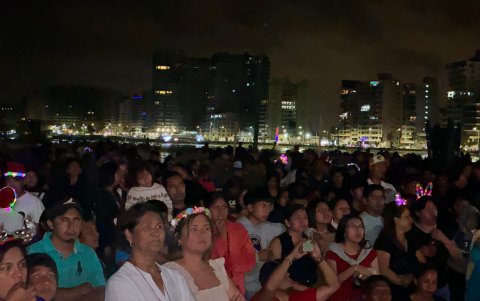 Ciertos de personas acuideron al encendido del Pesebre Gigante en el balneario de Salinas