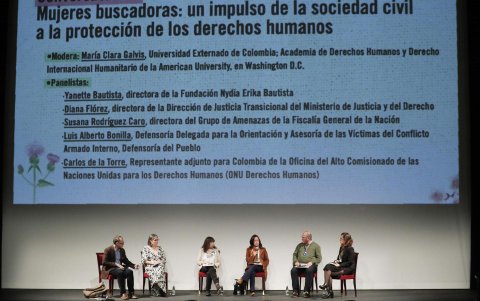 La profesora de la Universidad Externado de Colombia, María Clara Galvis (c), habla durante la presentación del informe 'Transformar los dolores en derechos', en Bogotá.