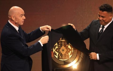El trofeo del Mundial de Clubes 2025 fue develado por el presidente de FIFA Gianni Infantino (i) junto al exjugador brasileño Ronaldo (d)