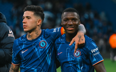 Moisés Caicedo (d) junto a Enzo Fernández, su dupla en el medio sector de Chelsea