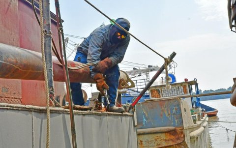 Función. Un obrero labora en una embarcación, en uno de los astilleros ubicados en el sur de Guayaquil.
