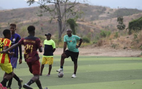 Pedro Mina hace un trabajo social deportivo en Socio Vivienda 2.