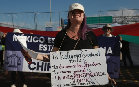 Manifestantes protestan contra la Reforma Judicial este martes en el Puente Internacional Córdova de las Américas, en Ciudad Juárez (México), el 15 de octubre de 2024.
