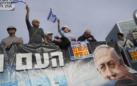 Simpatizantes del primer ministro israelí, Benjamin Netanyahu, se manifiestan este martes en el exterior del tribunal del distrito de Tel Aviv