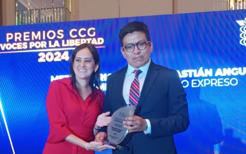 Galardón. La Directora Ejecutiva del Comité Empresarial Ecuatoriano entregó el reconocimiento al periodista Sebastián Angulo