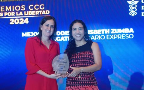 Entrega. La Directora Ejecutiva del Comité Empresarial Ecuatoriano, Gabriela Uquillas, otorgó el reconocimiento a Lisbeth Zumba, periodista de Diario Expreso.
