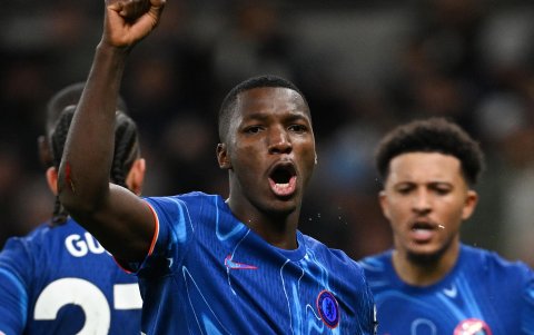 Moisés Caicedo festeja la victoria de Chelsea en la Premier League