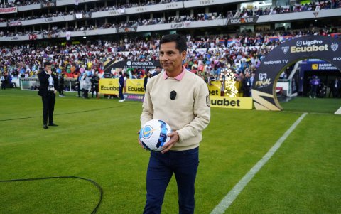 Jefferson Pérez entregó el balón de la final entre Liga de Quito e Independiente del Valle.
