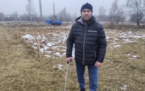 En la imagen, el veterano ucraniano Serguí Borisenko, que perdió parte de su capacidad auditiva al ser herido en combate, durante el curso práctico para aprender a utilizar un vehículo de desminado.