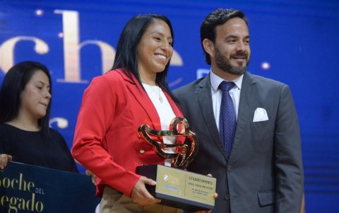 Luisa Valverde se llevó el Legado de Plata en La Noche del Legado de Fedeguayas