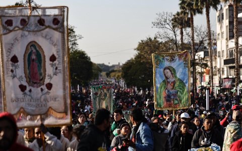 Cientos de miles de fieles mexicanos acuden a visita anual a la Basílica de la Virgen de Guadalupe, que espera más de 12 millones de visitantes con motivo de los 493 años de su aparición.