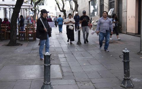 Vallas o montículos sobre las aceras son otra dificultad, sobre todo para las personas en silla de ruedas y no videntes.