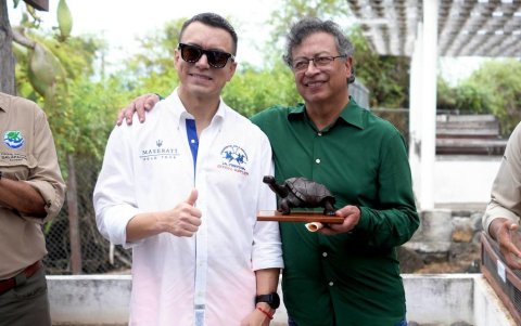 Petro visitó el Parque Nacional Galápagos y la estación científica Charles Darwin, durante su reunión con Noboa.