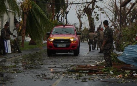 El ciclón Chido, con vientos de hasta 220 kilómetros por hora, y que puede haber provocado miles de muertos, según el delegado del Gobierno, François-Xavier Bieuville.