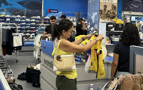 Hinchas de Barcelona en las tiendas oficiales acudieron a comprar la camiseta 2025