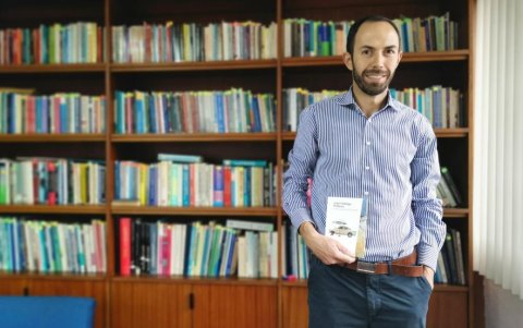 Chat Grupal es contada a manera de chat entre un grupo de amigos.