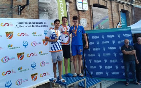 Ahora nada en dos estilos, en con aletas que lo llevó a ganar una medalla Mundial y también el tradicional.