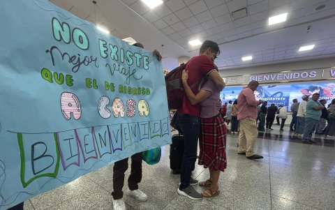 Con carteles recibieron a los viajeros que llegaron