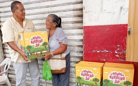 Santos, presidente del Colegio de Periodistas del núcleo de Playas, comienza a ahorrar desde enero de cada año para comprar las canastas.