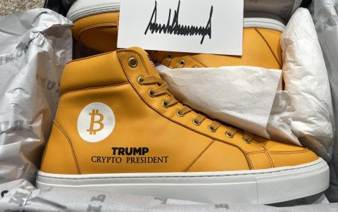 La línea de zapatos. Fotografía cedida por Official Trump Store de artículos de la marca Trump.