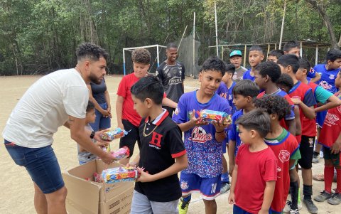 Charles Vélez compartiendo Navidad con los chicos de Unión 25.