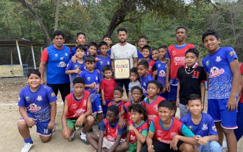 Charles Vélez y el profesor José Moreira en la escuela de fútbol Unión 25.