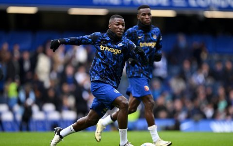 Moisés Caicedo fue titular los 90 minutos en el medio campo Blue.