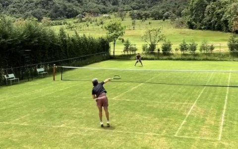 En el Pululahua Tenis, una de las opciones es jugar un partido de este deporte entre parejas con con amigos.