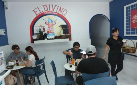 El Divino oferta encebollados y otros platos en Urdesa Central.