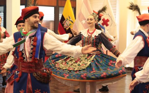 La ceremonia contó con la participación del grupo de baile de la Cruz Roja, Alma Fratelli, y de conjuntos folclóricos invitados de Polonia, Perú, México y Colombia.