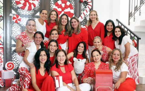 Las chicas atendieron el dress code de vestir en rojo y blanco.