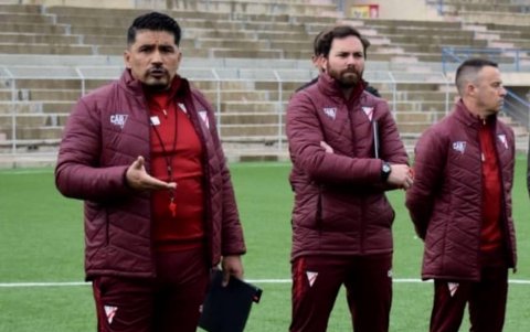 El DT argentino Omar Asad (i) es el elegido para el banquillo de los puros criollos.