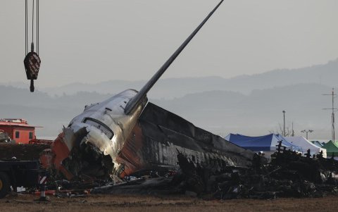 Los bomberos realizan operaciones de búsqueda en el lugar del accidente del avión de Jeju Air en el Aeropuerto Internacional de Muan en Muan, Corea del Sur.