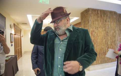Jorge Lanata lucía un sombrero de copa y combinó la chaqueta con su camisa en Quito.