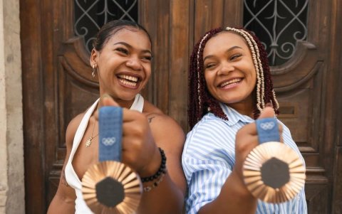 Hermanas Neisi Dajomes y Angie Palacios (i) enseñan las medallas de bronce conseguidas en París 2024