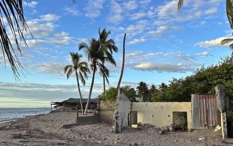 Varias viviendas destruidas en la costa de la comunidad de Cedeño (Honduras)