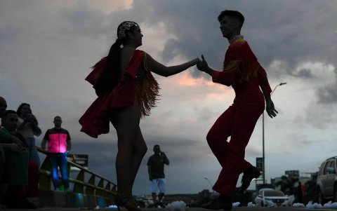 Bailarines de salsa se presentan este miércoles durante el Salsódromo, evento que da inicio a la Feria en Cali (Colombia).