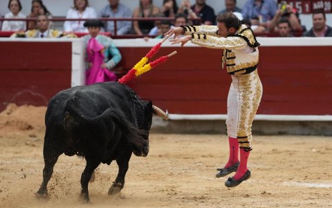 El torero español Antonio Ferrera coloca un par de banderillas al toro 'Hidalgo' de la ganadería Ernesto Gutiérrez, durante la primera corrida de la Feria de Cali este jueves, en Cali (Colombia).