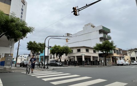 Aaron Oviedo teme cruzar por la avenida Los Ríos y Francisco de Marcos y Crespo, ya que los conductores sin semáforos funcionando, no respetan al peatón.