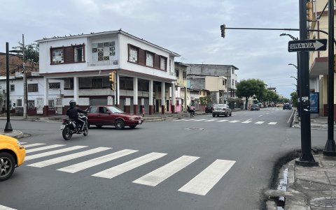 Los carros que cruzan las intersecciones a través de una calle secundaria deben hacerlo con cuidado de quienes transitan por las calles principales; algunos pitan antes de cruzar un semáforo apagado.