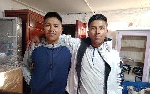 Jhoffre (d), junto a su hermano gemelo Jilmar, quien también ciclista.