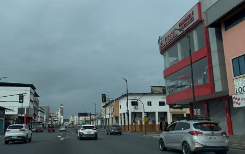 En diversos tramos de la avenida Quito los semáforos lucen apagados. Esta vía es una de las más transitadas de la urbe porteña.