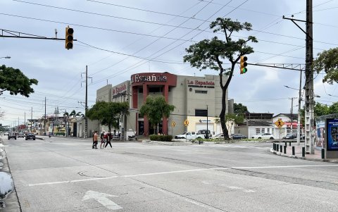 El semáforo del lado izquierdo de la avenida Isidro Ayora, sentido norte-sur, está averiado; solo funciona la luz roja.