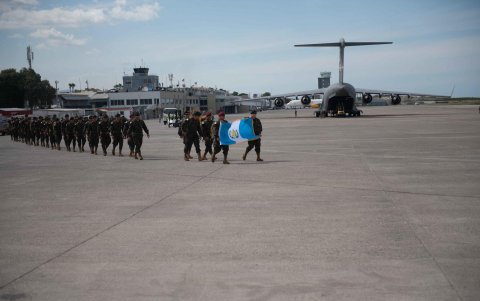 Soldados guatemaltecos caminan luego de su llegada al aeropuerto Toussaint Louverture este sábado, en Puerto Príncipe (Haití).