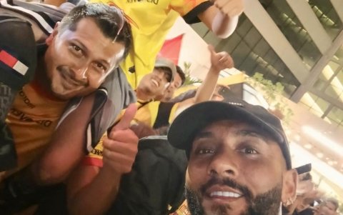 Carlos Valle y su hijo Derlys posan para la selfie que el propio Leonai Souza tomó al llegar al hotel de concentración en el que se hospeda Barcelona.